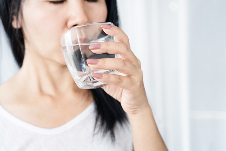 适量喝水对身体有益，但一整天只喝水不进食，恐会对身体器官造成损害。