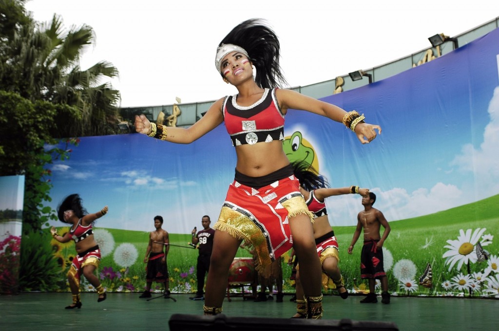 近数十年来，佤族甩发舞除单独唱跳外，还在国内外跳出了名并多次获奖，使“甩发”也成了佤族舞蹈的标志性动作之一。