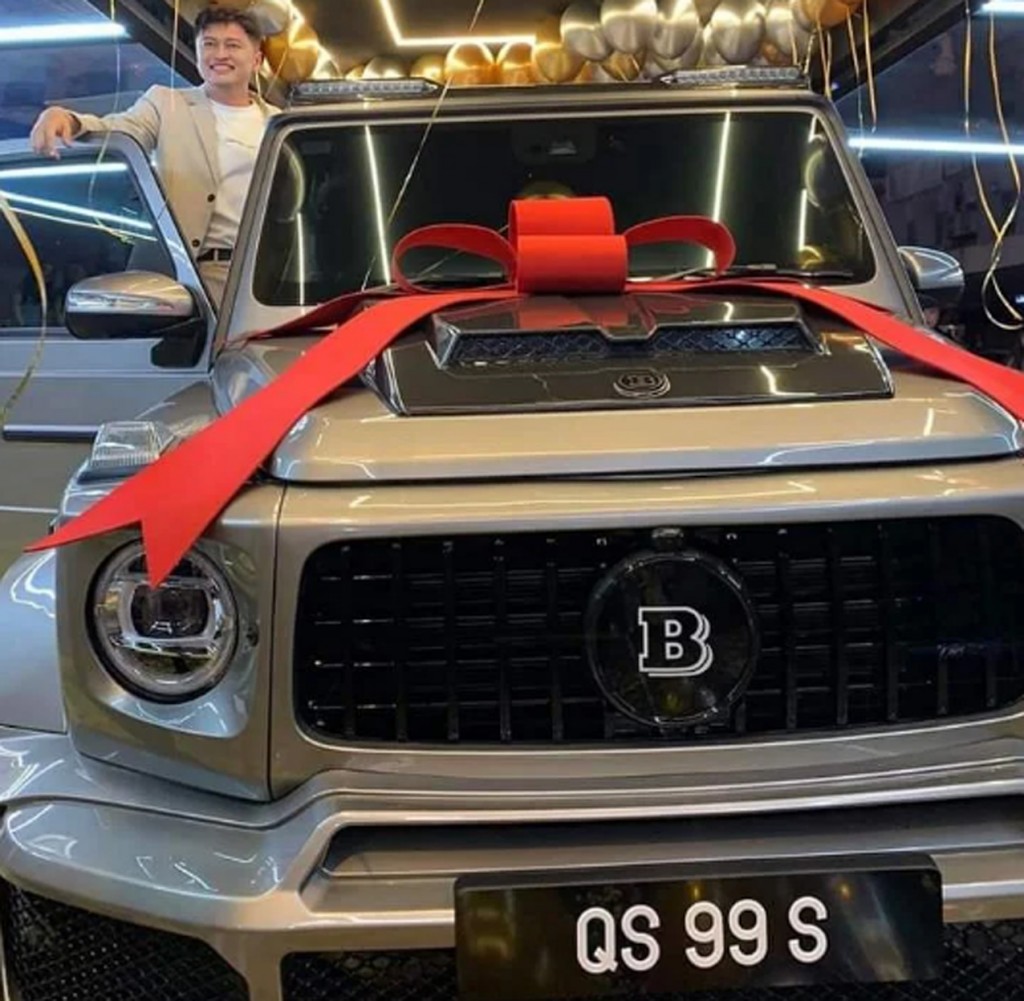 黄俊钧送自己价值逾百万令吉奔驰车，当作40岁生日礼物。