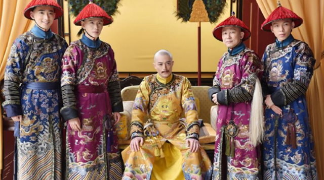 在很多清朝的电视剧中，皇帝或者皇后走路的时候，需要有小太监在旁边扶着他们的胳膊走路。