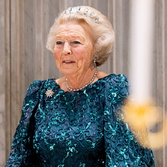 2013年贝娅特丽克丝女王宣布退位，结束了她近33年的国家元首生涯，她也是荷兰有史以来最年长的在位君主。