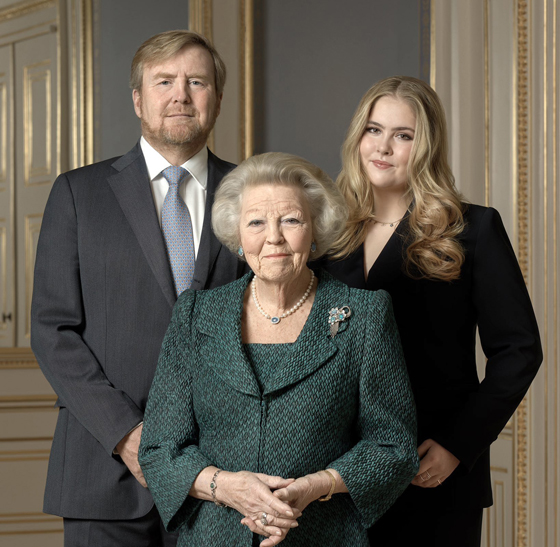 王室难得晒出了一家三代照，因女王成为王太后已很少出镜，但现任荷兰国王依然尊重老母亲，还有女王储也一起出镜，一家三代人长得宛如复制粘贴。