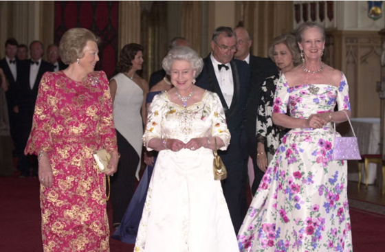 历史同框场合，从左到右依次为荷兰女王贝娅特丽克丝、英国女王伊丽莎白二世、丹麦女王玛格丽特二世。