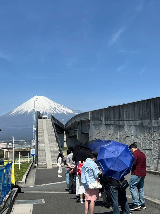 日本静冈县“富士山梦之桥”近期成为新的拍照打卡热点，却也带来观光乱象。