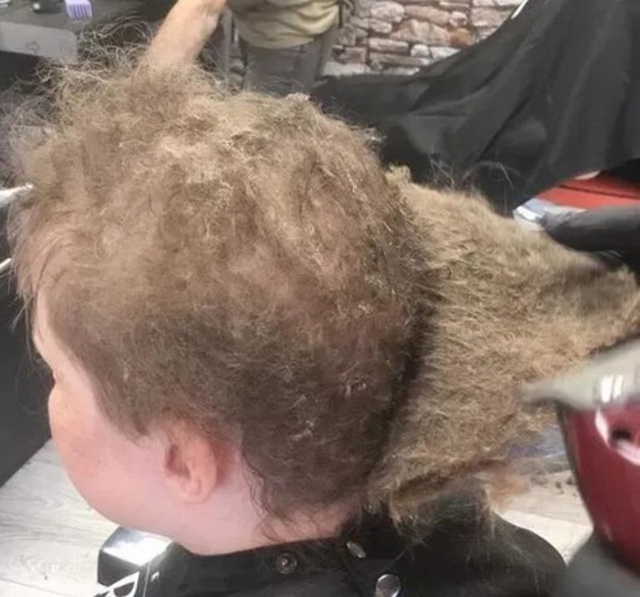 欧文理发前头发像一团枯草，后来终于找到一名满意的理发师才接受理发。