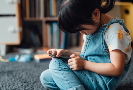 现在有些小孩不滑手机就坐不住，而职能治疗师黄暐恬提醒，尽量别让小孩看短影音，因为“大脑在偷懒”会影响注意力，更会影响小孩阅读文章的能力。