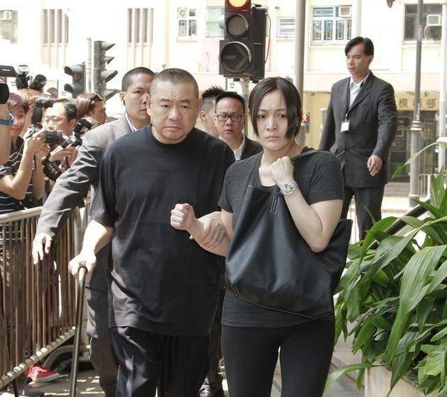 刘秀融牵着父亲出席母亲葬礼。