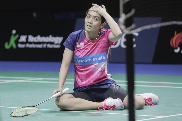 epa07505394 Lai Pei Jing of Malaysia reacts during their mixed doubles finals match against against Dechapol Puavaranukroh and Sapsiree Taerattanachai of Thailand at the OUE Singapore Open Badminton Tournament held at the Indoor Stadium in Singapore, 14 April 2019.  EPA-EFE/WALLACE WOON