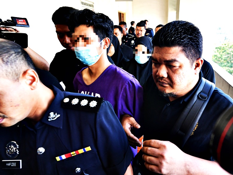 PETALING JAYA, 7 Jun -- Bapa kepada kanak-kanak autisme, Zayn Rayyan Abdul Matiin tiba di Mahkamah Majistret Petaling Jaya hari ini berikutan polis memohon sambungan reman ibu bapa kanak-kanak tersebut bagi membantu siasatan pembunuhan mangsa. Mahkamah Majistret hari ini membenarkan reman terhadap ibu bapa Zayn Rayyan disambung lagi selama enam hari dan akan tamat pada Rabu. --fotoBERNAMA (2024) HAK CIPTA TERPELIHARA