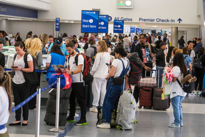 Holiday,Travelers,Wait,In,Line,To,Check-in,At,The,Los