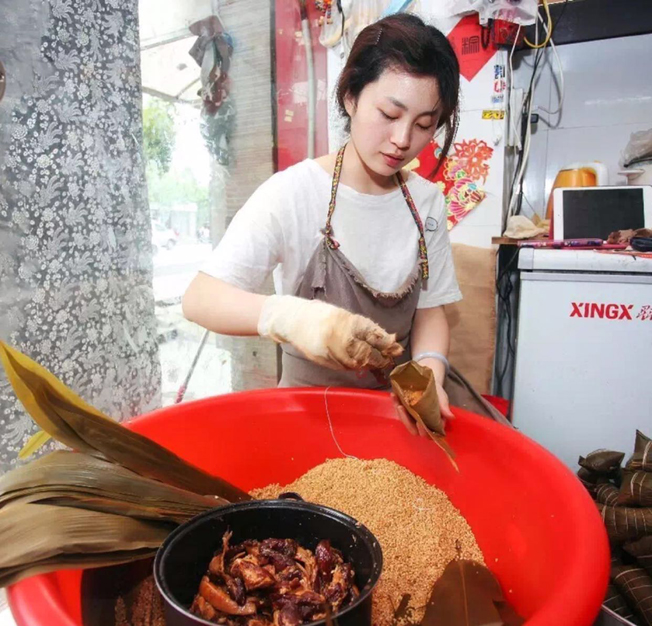 朱柳青每天都忙着包粽，结果双手长满老茧，痛得很，但也没有让她放弃包粽。