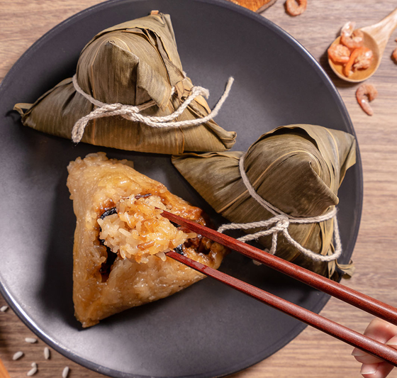 吃粽子是欢度端午佳节的应景习俗。