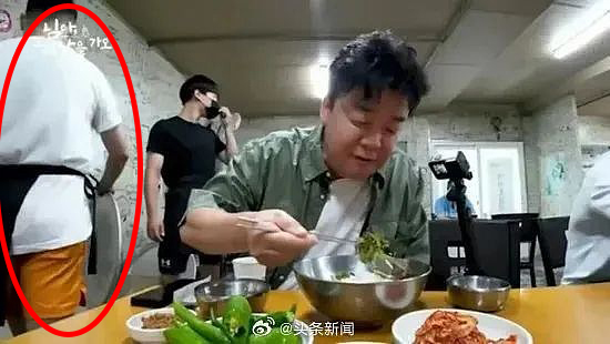 韩国美食家白钟元（中）于2022年拍摄的探店影片，就让密阳案件的主谋之一（红圈）曝光。