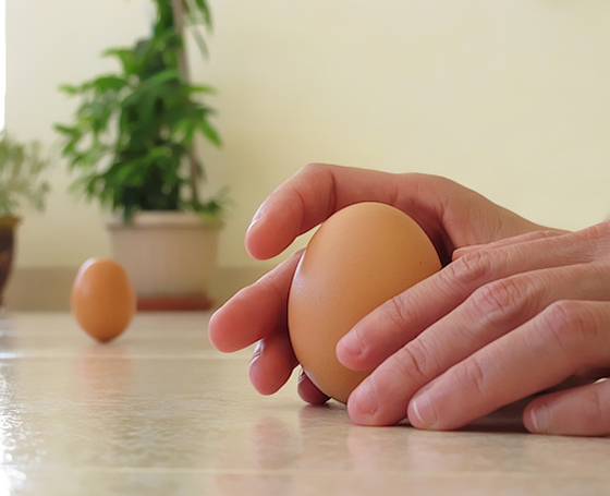 在端午节午时将鸡蛋竖立起来，就表示会有好运一整年。
