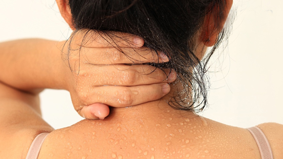 汗臭味原因除了遗传外，跟毒素堆积于肠胃也有关。