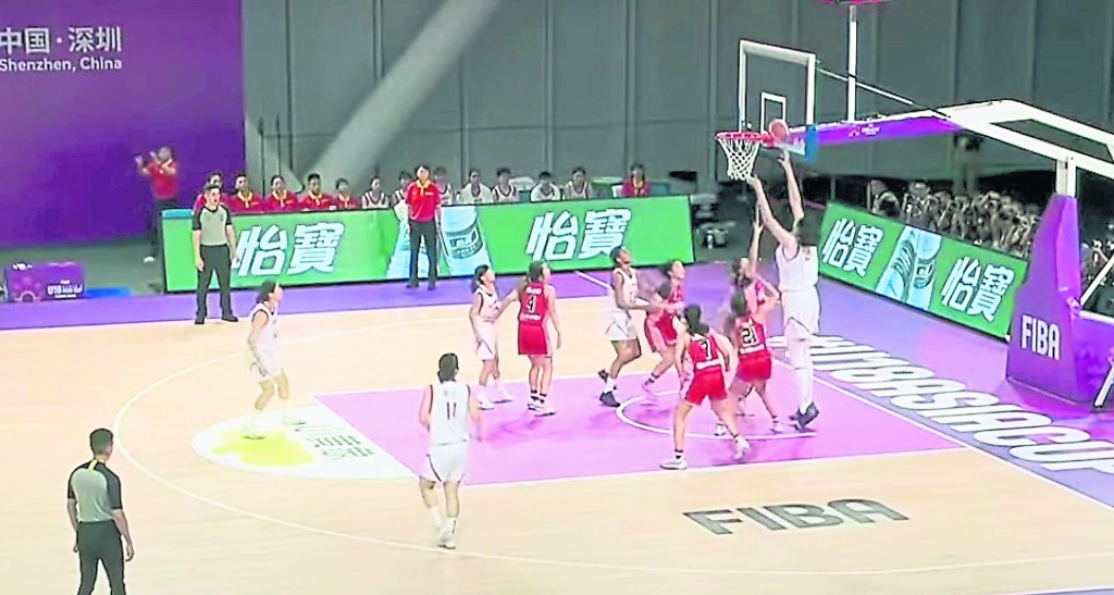 张子宇与对手身高相差太远，印尼球员举高手也阻挡不了她。
