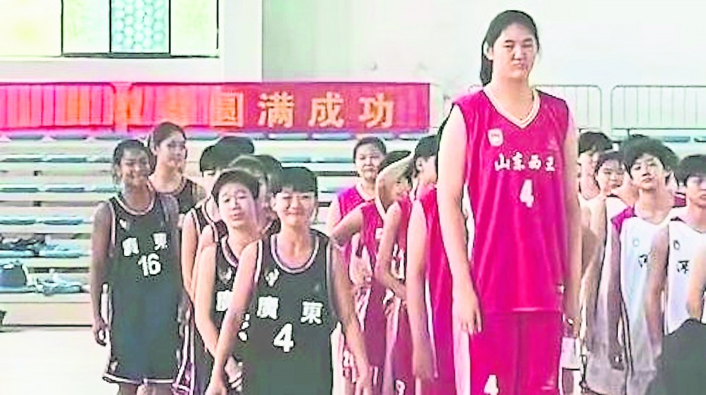 张子宇早在3年前已因出战中国U15女子篮球联赛成焦点，当年只得14岁的她身高已超越两米，也是在那个时候被封为“女版姚明”。