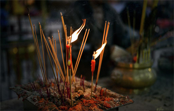 农历七月又称鬼月、中元节、盂兰盆节，这个月份的习俗主要围绕着祭祀祖先和亡灵，目的是表达对逝者的尊敬和思念，并祈求保佑和平安。