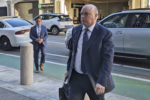 FILE - British tech magnate Mike Lynch walks into federal court in San Francisco, March 26, 2024, (AP Photo/Michael Liedtke, File)