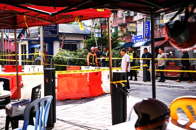 KUALA LUMPUR, 28 Ogos --   Kakitangan Dewan Bandaraya Kuala Lumpur (DBKL) giat melakukan penutupan jalan berikutan terdapat satu lagi kejadian tanah mendap berlaku kira-kira 50 meter daripada lokasi tanah jerlus yang melibatkan warganegara India di Jalan Masjid India, Kuala Lumpur hari ini.  --fotoBERNAMA (2024) HAK CIPTA TERPELIHARA