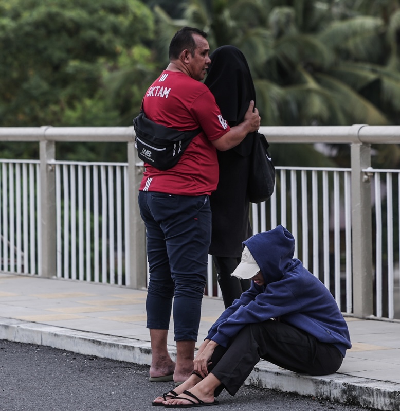 Ahli keluarga kepada Nidza Afham yang dilaporkan hilang selepas keluar berjogging semalam tiba di lokasi kejadian bagi meninjau tempat jumpanya dompet dan telefon bimbit. milik Nidza Afham ketika di Jambatan Kota, Majlis Bandaraya Diraja Klang. Foto MOHD ADZLAN, 14 OGOS 2024.