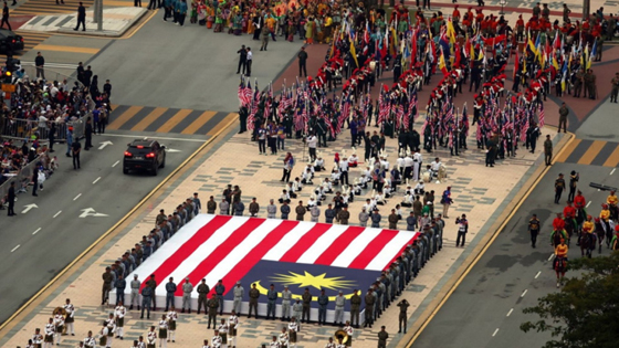 一名宗教司痛批民众为了出席国庆游行选择错过清晨祈祷，被网民怒轰评论有欠公允，更认为他已经一杆竹子打翻整艘船。