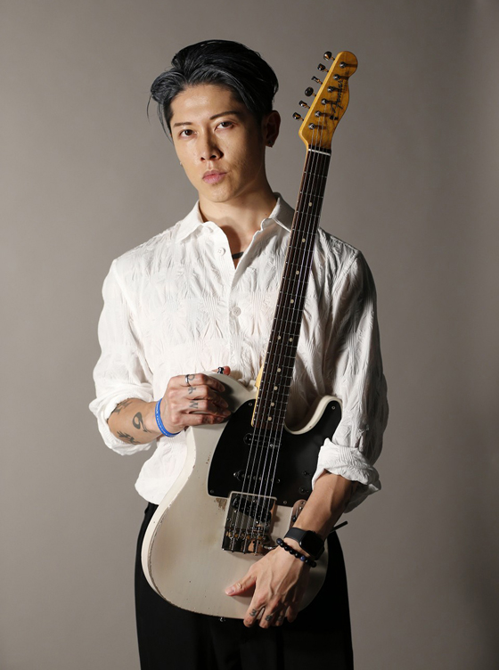 今年42岁的日本歌手歌手Miyavi（石原贵雅），因为独特的吉他演奏风格，不同于一般拨片的方式，而是选择用打弦的技巧，因此被称为是“吉他武士”。