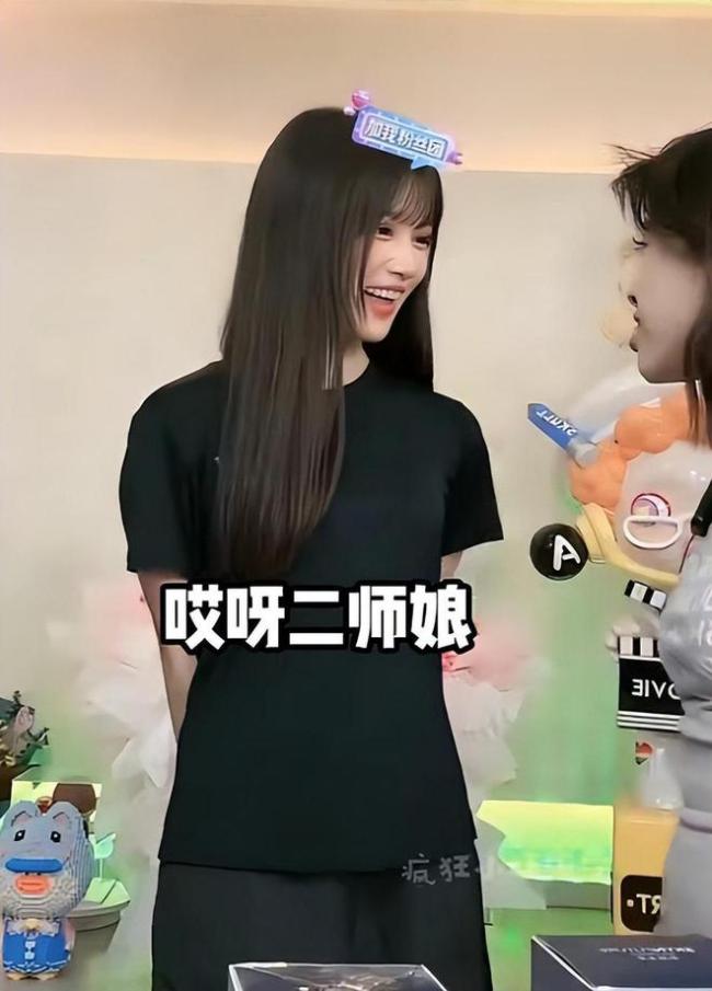 小杨哥徒弟“小黄”（右）曾经在直播中称呼沫沫为“二师娘”，当时网友们以为只是玩笑话。